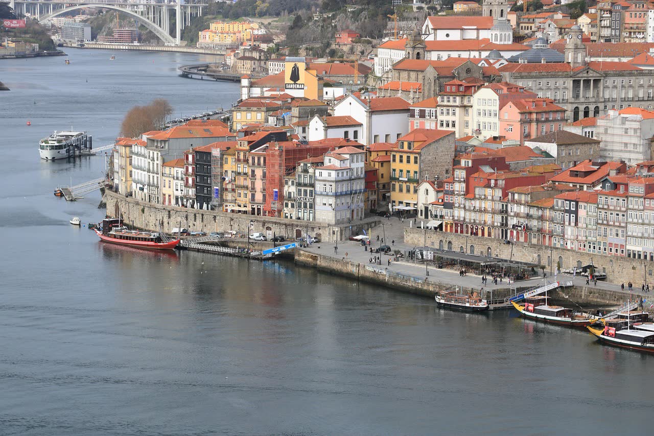 Porto vs the Algarve